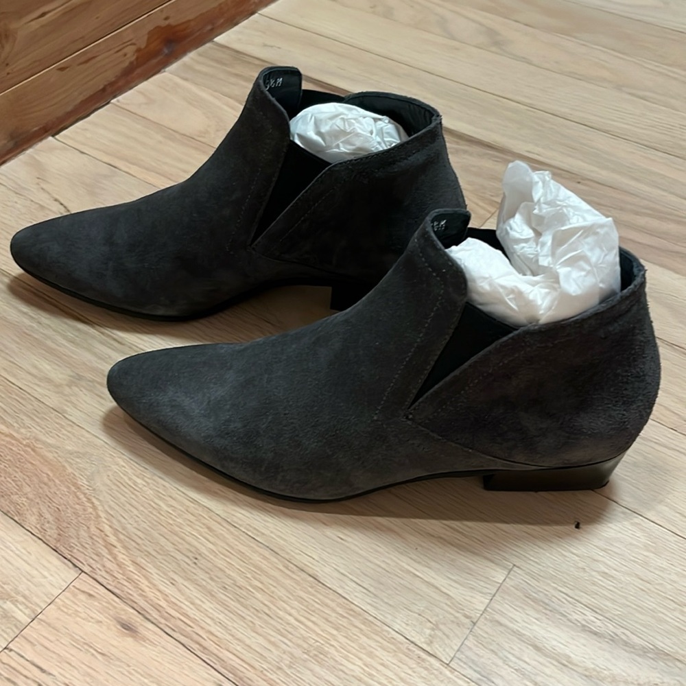 Aquatalia Floella suede women 6.5